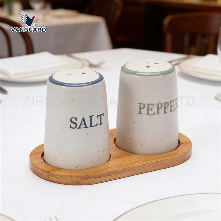 Keramiska kryddor som ger salt och peppar