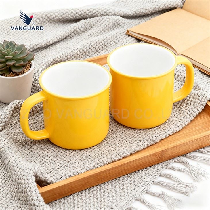 Gul keramisk campingmugg